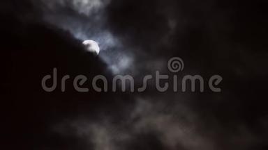 夜空中的满月，满月，夜空，在夜空中的云的运动背景下，